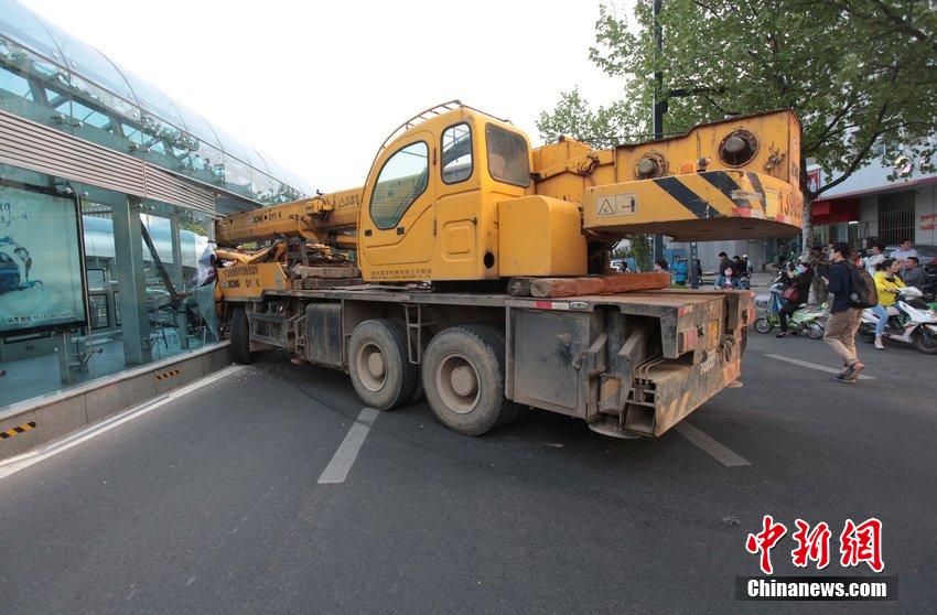 连云港一大吊车失控撞进快速公交站台