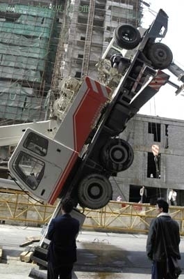 泉州市区:吊车倒栽葱