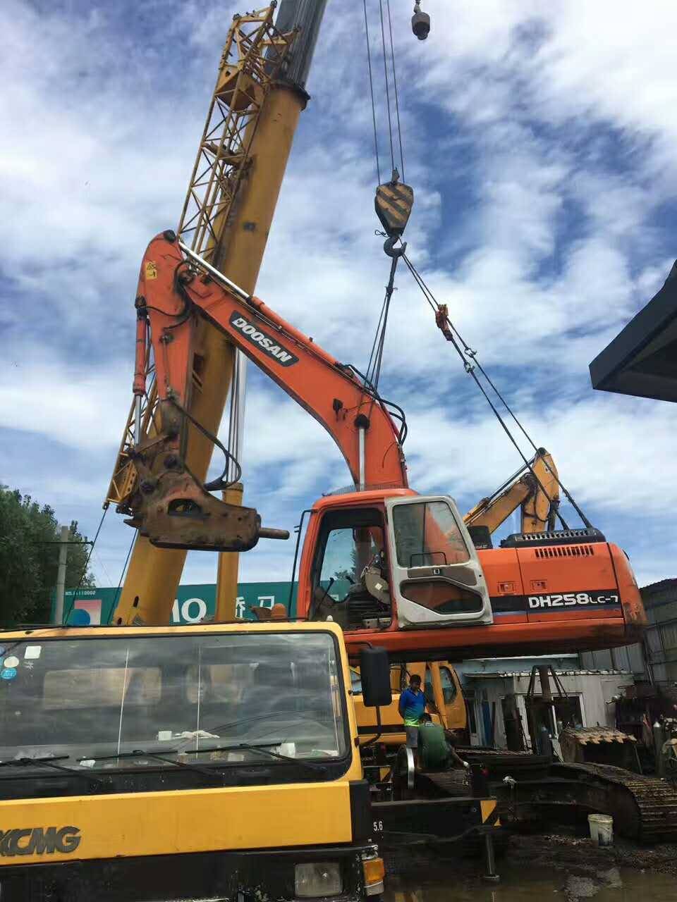 吊车大战挖掘机,这是要干什么?_军事_网